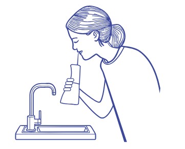 Zähne mit Zahndusche reinigen